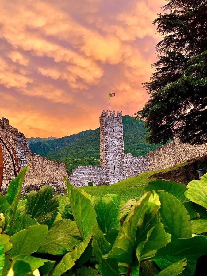 La Casa Sulla Collina Del Castello Vila Breno Exterior foto