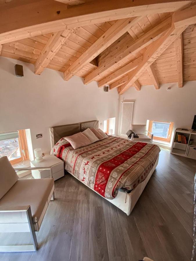 La Casa Sulla Collina Del Castello Vila Breno Exterior foto