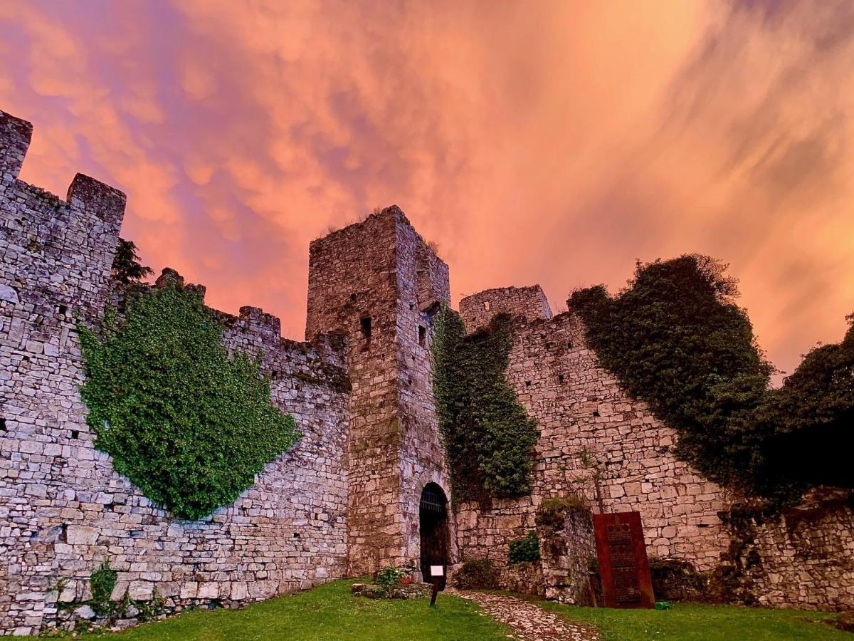 La Casa Sulla Collina Del Castello Vila Breno Exterior foto