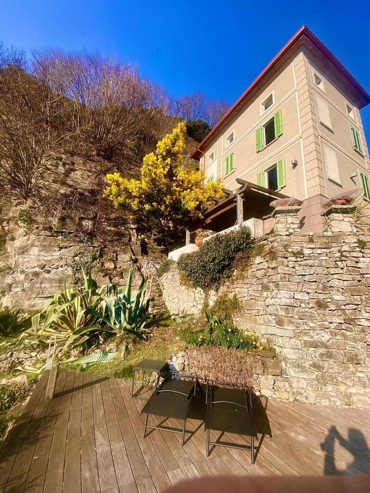 La Casa Sulla Collina Del Castello Vila Breno Exterior foto
